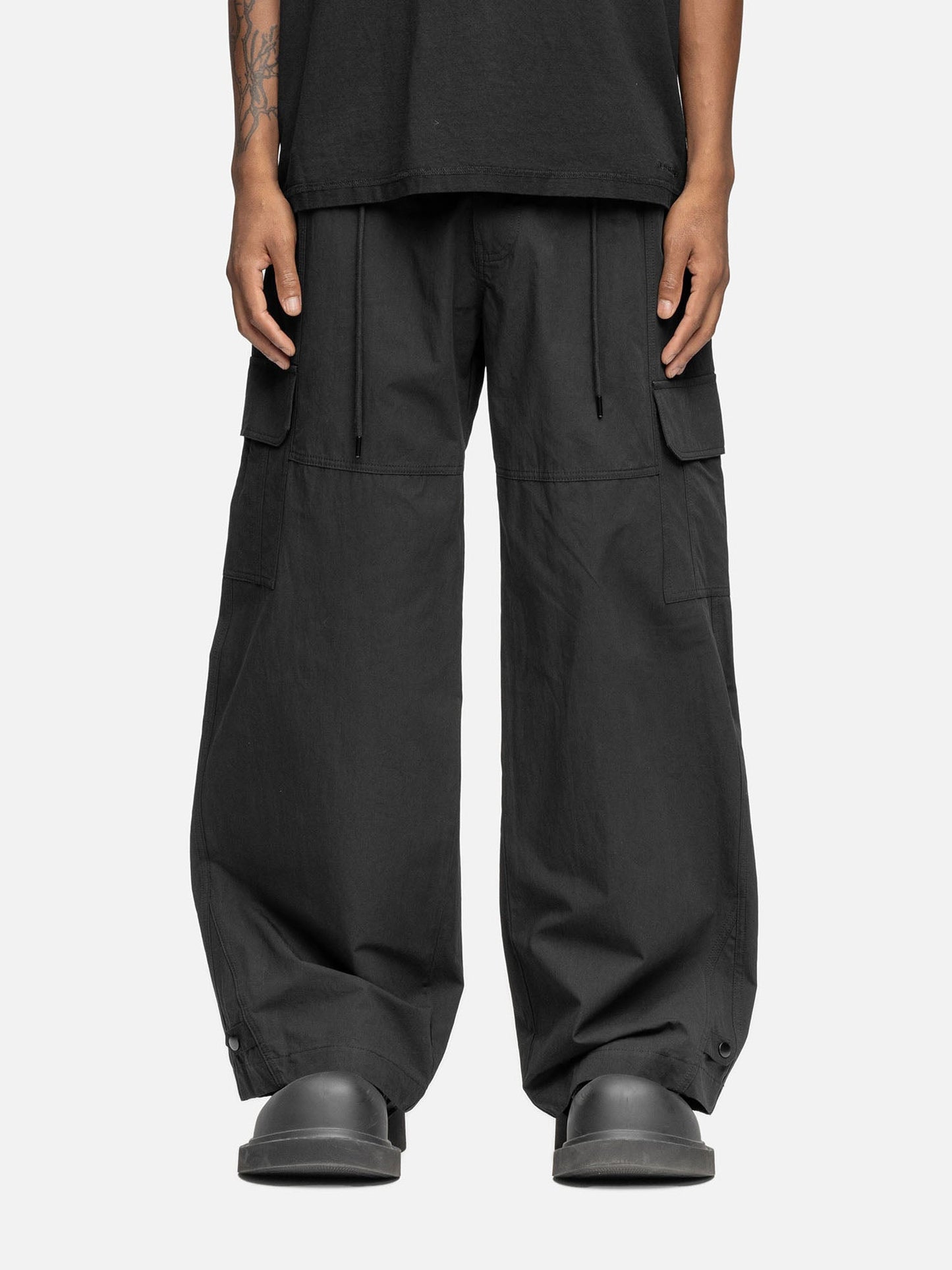 W8 CARGO BLACK