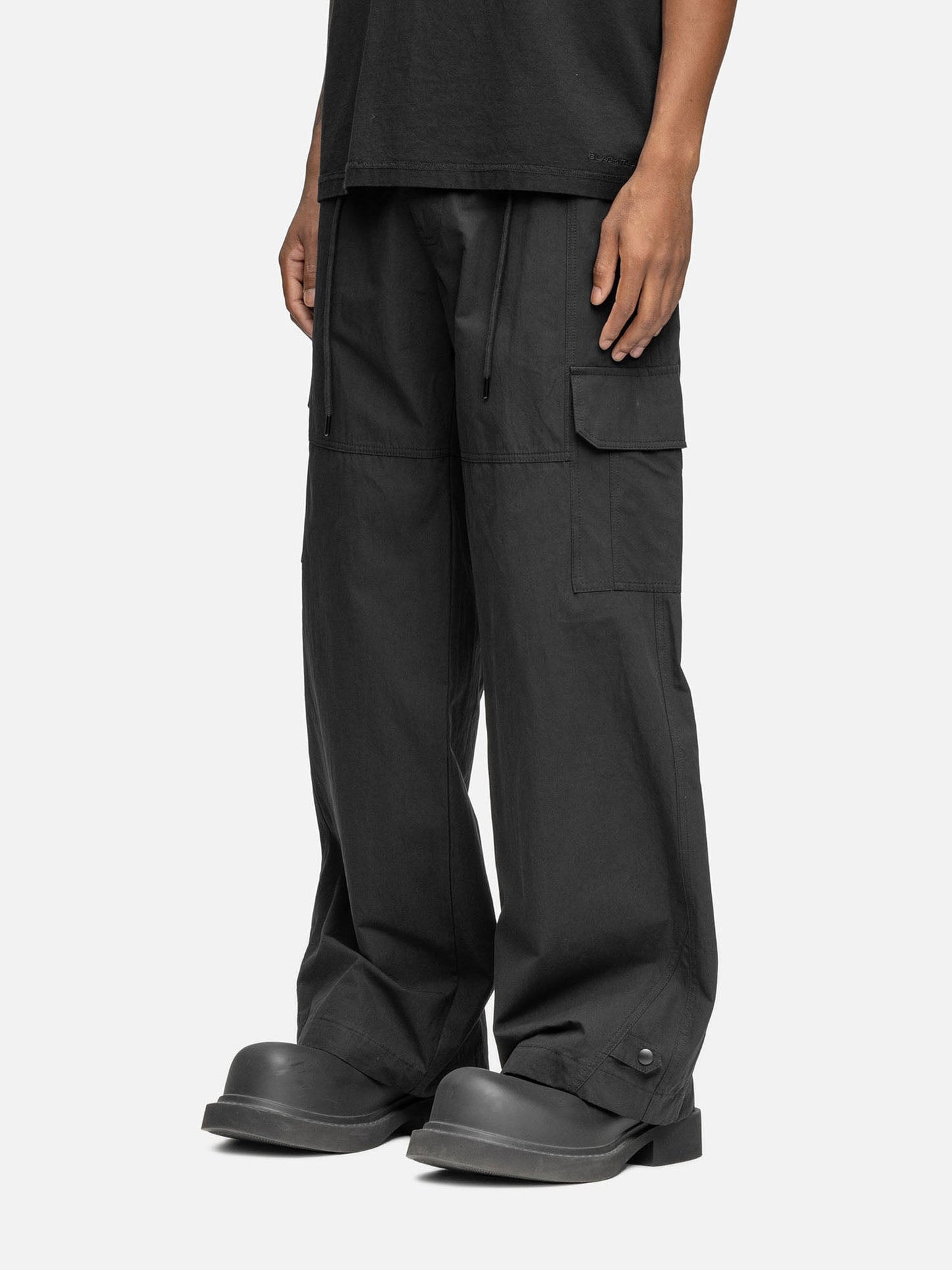 W8 CARGO BLACK