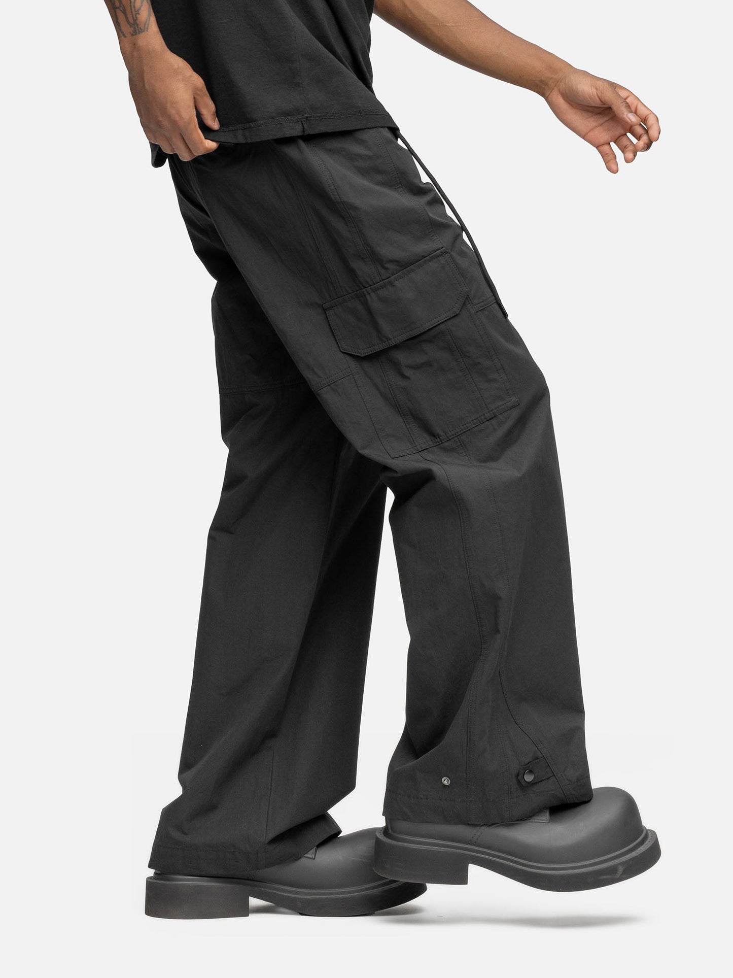 W8 CARGO BLACK