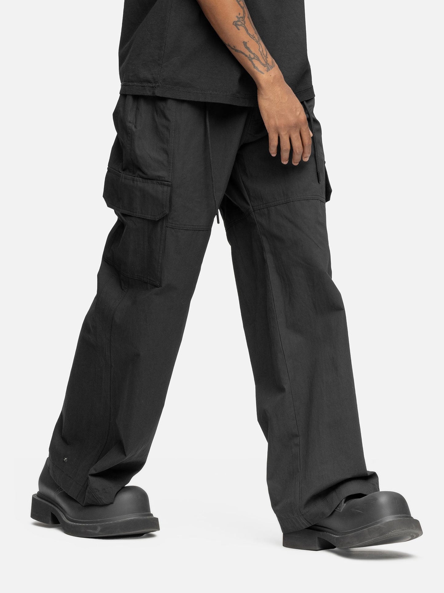 W8 CARGO BLACK